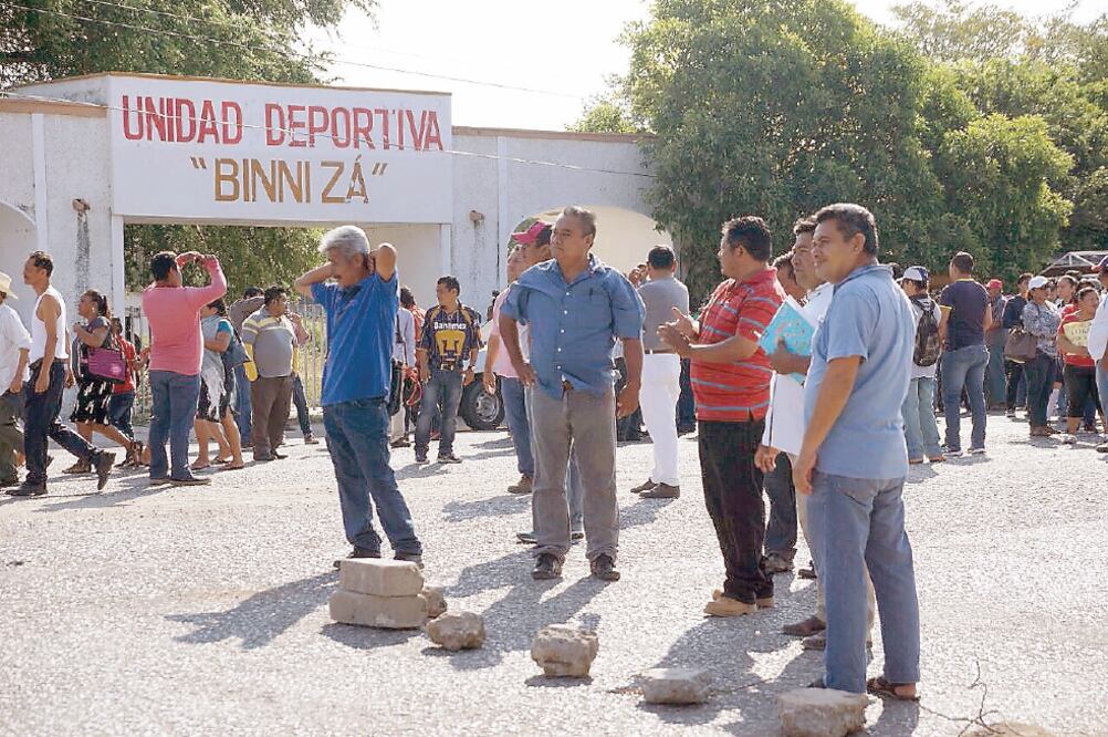 Demanda. Integrantes de la Sección 22 exigieron atención para todas las escuelas afectadas por los sismos (EDWIN HERNÁNDEZ. EL UNIVERSAL)