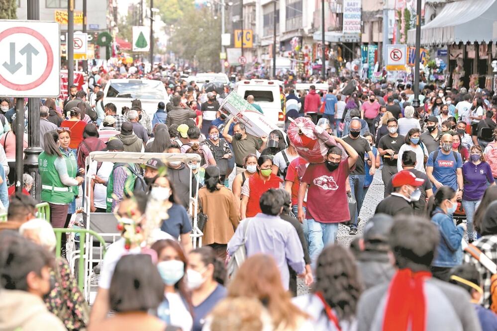 Las calles del Centro eran intransitables ayer; la cantidad de personas generó confusión para la coordinación entre policías auxiliares y trabajadores del Gobierno. Fotos: Juan Boites. El Universal