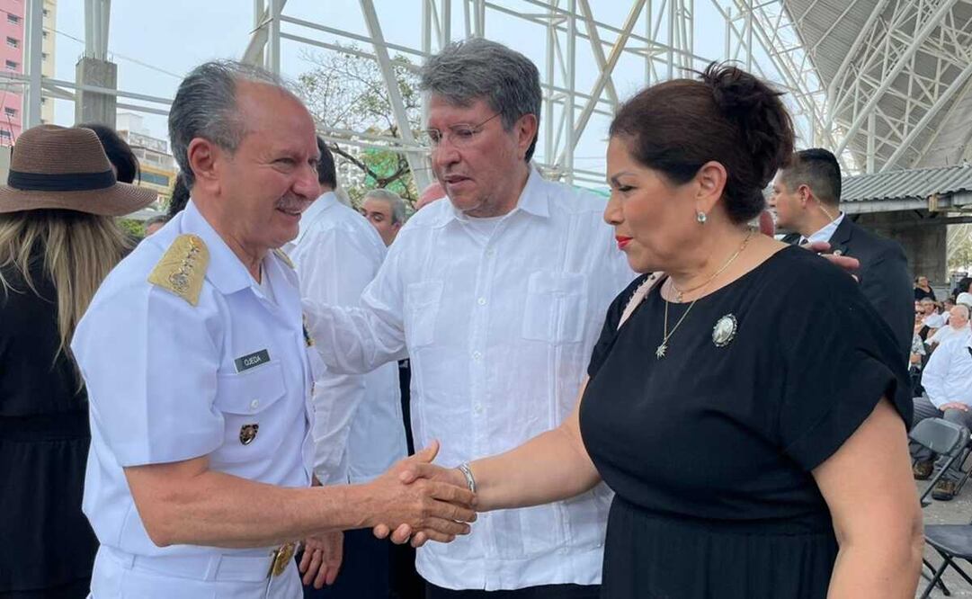 Almirante José Rafael Ojeda, senador Ricardo Monreal Ávila, y la viuda de Luis Walton. Foto: Especial