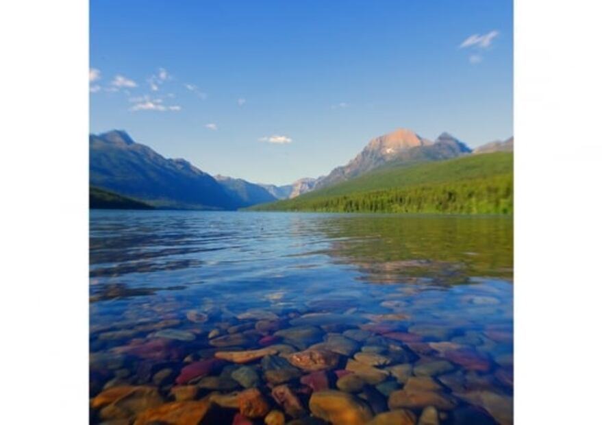¿Por qué este lago cristalino está lleno de piedras de colores?