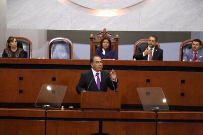 Da Astudillo informe en Congreso resguardado por policías