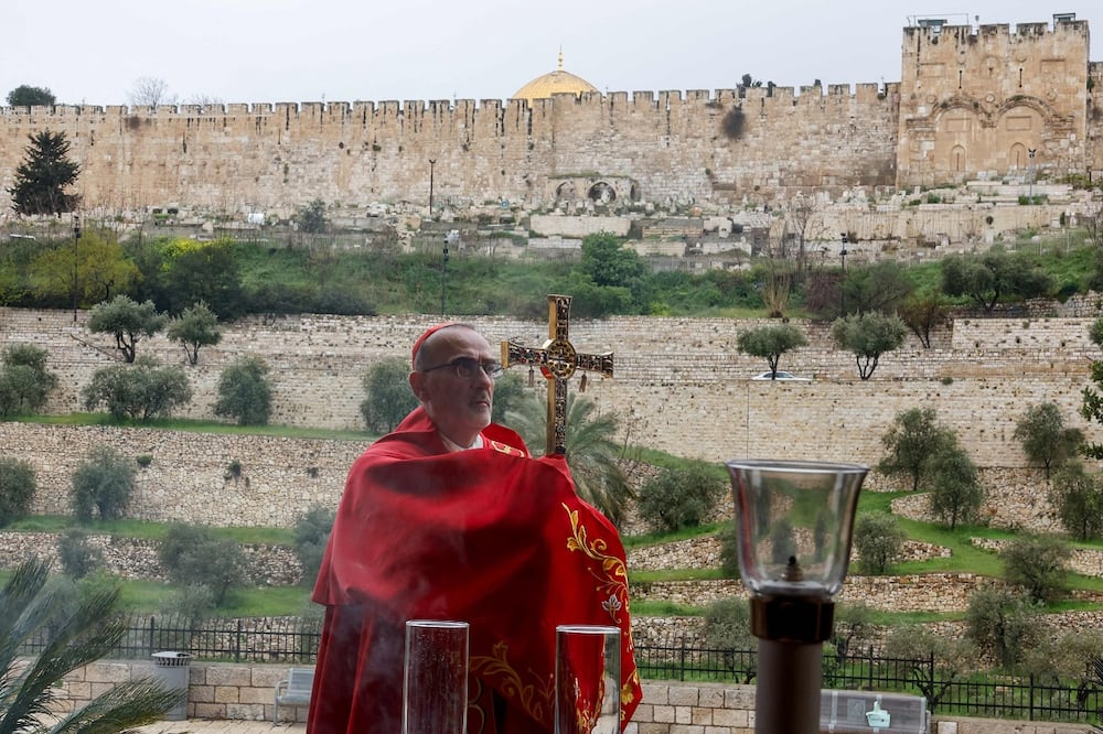 El patriarca latino de Jerusalén, cardenal Pierbattista Pizzaballa, encabeza la oración durante el Domingo de Ramos, en Jerusalén. FOTO:  AFP