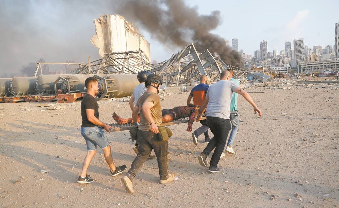 Libaneses trasladan a uno de los heridos tras las explosiones en el puerto de Beirut. Las deflagraciones dejaron 4 mil lesionados. Foto: HUSSEIN MALLA. AP