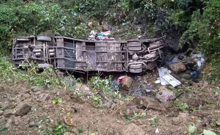 Al menos 20 muertos y 25 heridos tras caída de autobús por barranca en Bolivia