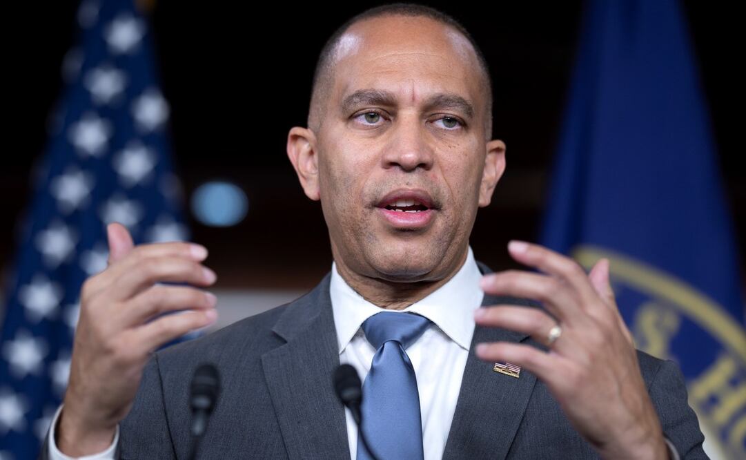 El líder de la minoría de la Cámara de Representantes, Hakeem Jeffries, demócrata por Nueva York, habla durante una conferencia de prensa en el Capitolio de Washington, el viernes 15 de noviembre de 2024. Foto: AP