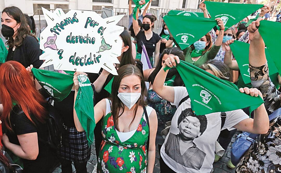 Al grito de “Aborto sí, aborto no, eso lo decido yo”, cientos de chilenas llegaron a celebrar la decisión del avance de la iniciativa a favor del aborto, afuera de la Convención Constitucional, en Santiago. Foto: ELVIS GONZÁLEZ. EFE
