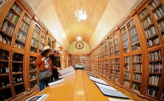 Vargas Llosa calificaba y anotaba sus miles de libros 