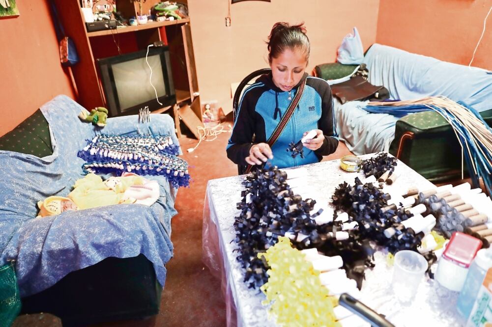 Pese a la tragedia de este sábado, artesanos continúan con la elaboración de juegos pirotécnicos; oficio en el que los habitantes se inician desde recién nacidos. (IVÁN STEPHENS. EL UNIVERSAL)