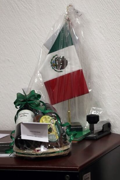 ​Reciben diputados regalos por fiestas decembrinas