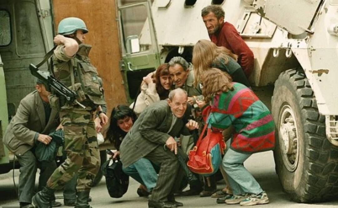 Los civiles arriesgaban sus vidas al cruzar la avenida principal de Sarajevo durante la guerra de Bosnia. Foto: AP