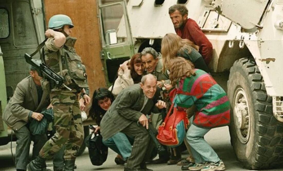 Los civiles arriesgaban sus vidas al cruzar la avenida principal de Sarajevo durante la guerra de Bosnia. Foto: AP