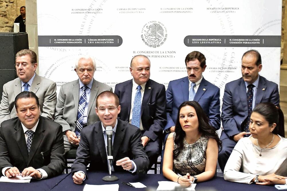 El dirigente nacional del PAN, Ricardo Anaya, durante una conferencia de prensa en la vieja sede del Senado, en la calle de Xicoténcatl. Lo acompañan senadores de su partido encabezados por su coordinador Fernando Herrera (ARIEL OJEA. EL UNIVERSAL)