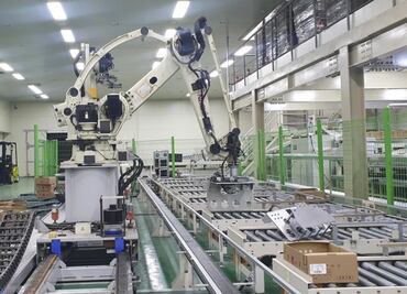 Robot industrial aplasta a empleado a muerte: “Lo identificó como caja”