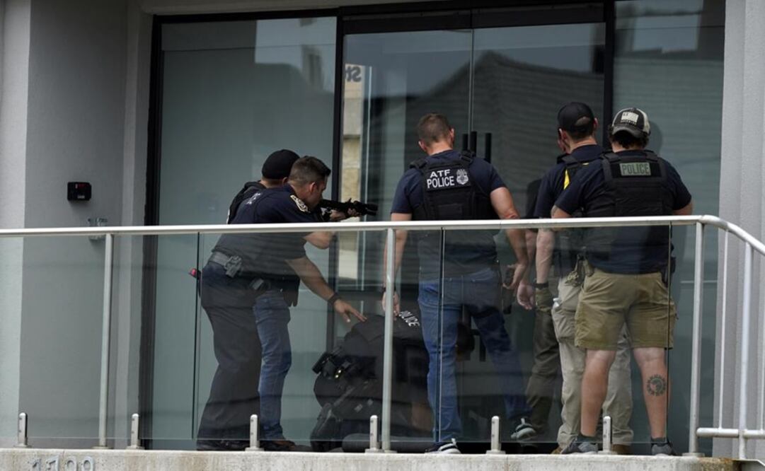 Agentes del FBI recolectan evidencia mientras retiran pertenencias abandonadas un día después de un tiroteo en Highland Park, Illinois. Foto: AP 