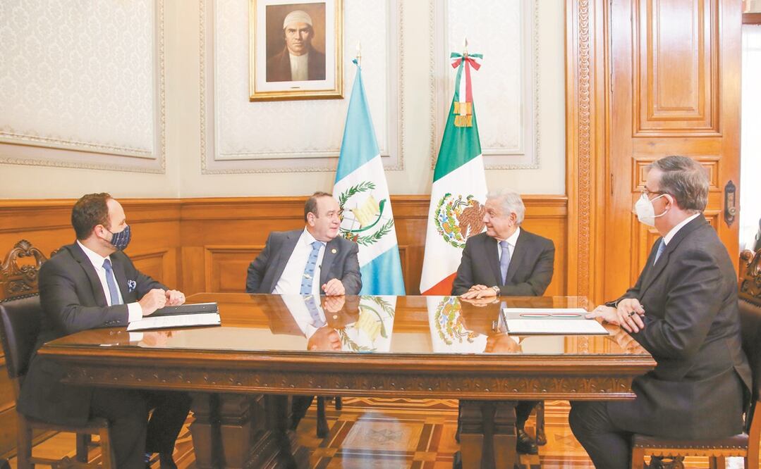 Los presidentes Alejandro Giammattei Falla, de Guatemala, y AMLO, de México, sostuvieron ayer una reunión de trabajo en Palacio Nacional en la que lograron varios acuerdos. Los cancilleres de ambos países estuvieron presentes. Foto: PRESIDENCIA