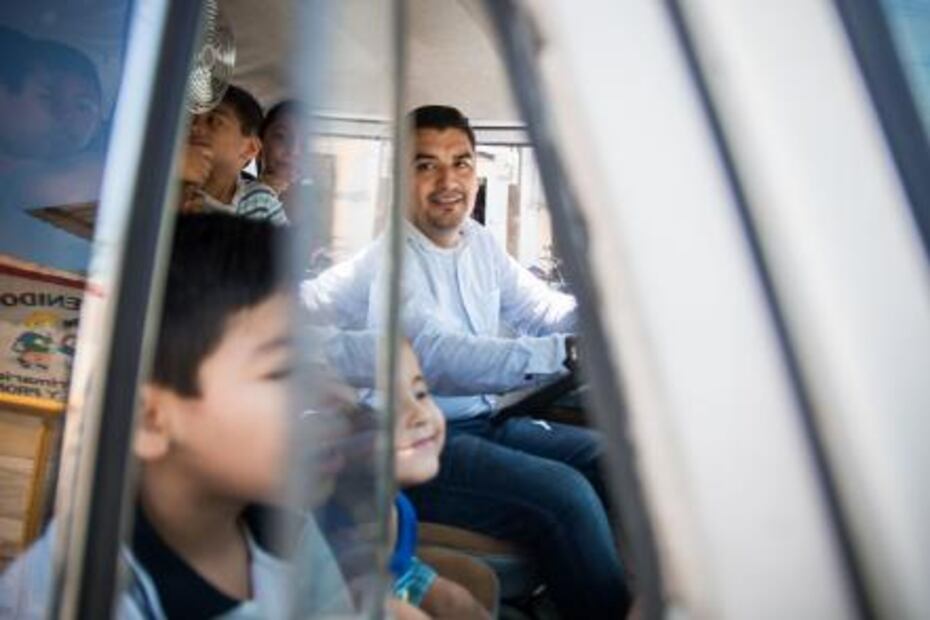 Apoyan a “profe de la combi” con afinación de su vehículo  