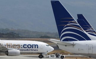 Detienen a pareja por intentar tener relaciones en pleno vuelo; aerolínea podría sancionarlos o vetarlos