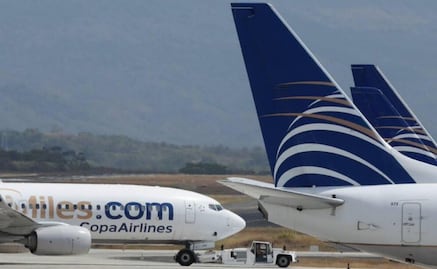 Detienen a pareja por intentar tener relaciones en pleno vuelo; aerolínea podría sancionarlos o vetarlos