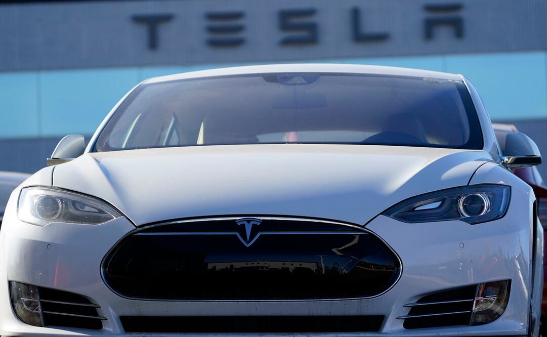 Tesla divulgó que sus beneficios netos aumentaron de julio a septiembre un 17% con respecto al mismo periodo de 2023. Foto: AP