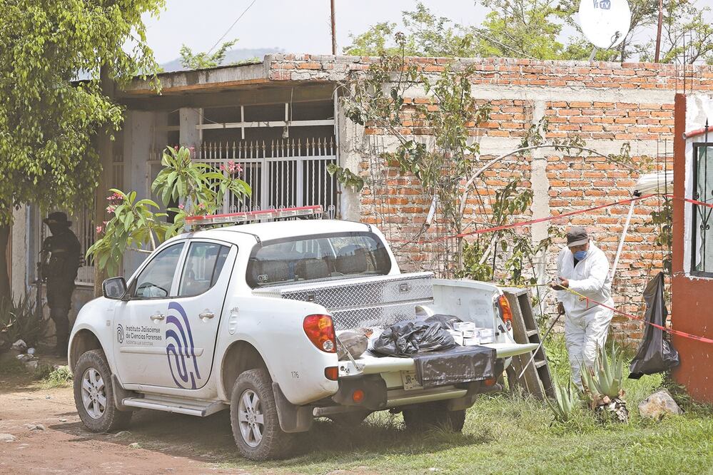 La Fiscalía del Estado de Jalisco ha ubicado 64 fosas clandestinas entre enero de 2019 y diciembre de 2020. En la imagen, una ubicada en un predio en la colonia El Pedregal, en El Salto. Foto: ARCHIVO EL UNIVERSAL