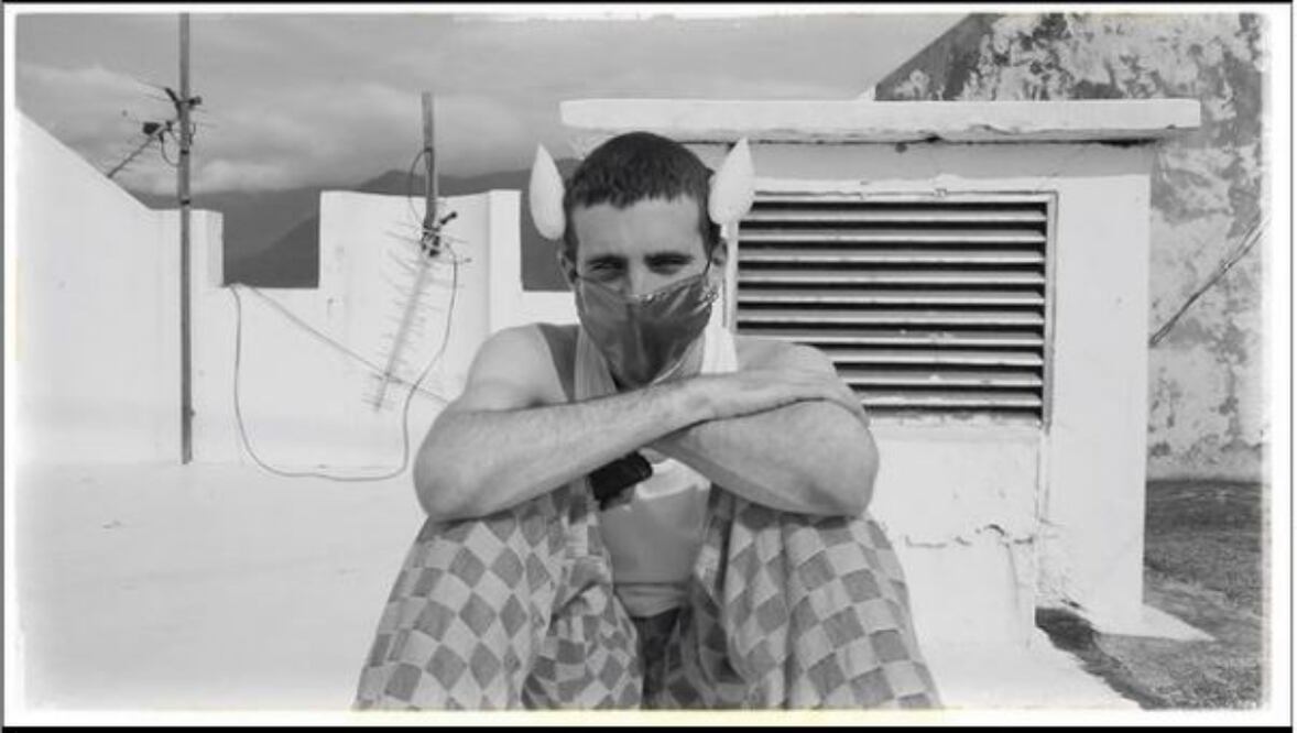 Manel De Aguas se denomina a sí mismo como un “artista cyborg” y “transespecie”. | Foto: Instagram @maneldeaguas