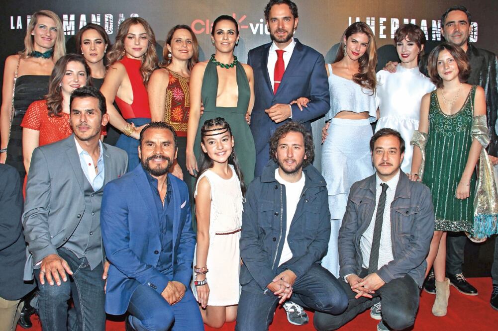 Manolo Cardona y el director Carlos Bolado posaron con el elenco de la serie, en la alfombra roja de la premiere (AGUSTÍN SALINAS. EL UNIVERSAL