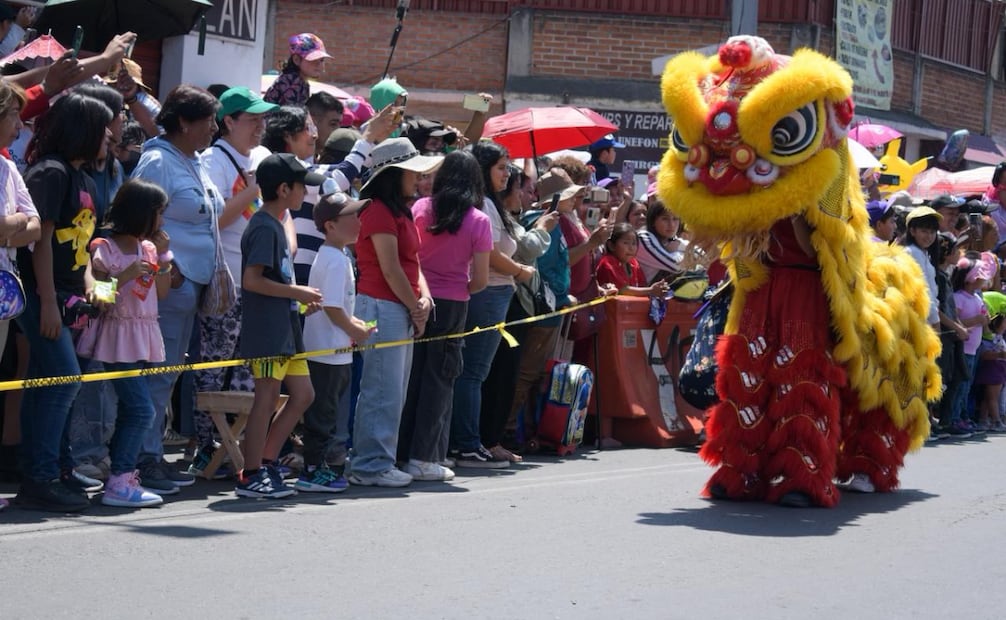 Entre globos y risas, Xochimilco celebra el Día del Niño; familias disfrutan desfile y actividades.
Foto: Santiago Cadena / EL UNIVERSAL.