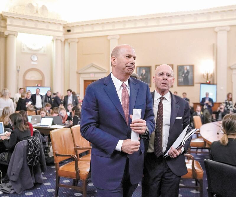 El embajador Gordon Sondland (izq.), durante un receso a su testimonio de ayer ante el Comité de Inteligencia de la Cámara Baja. J. SCOTT APPLEWHITE. AP