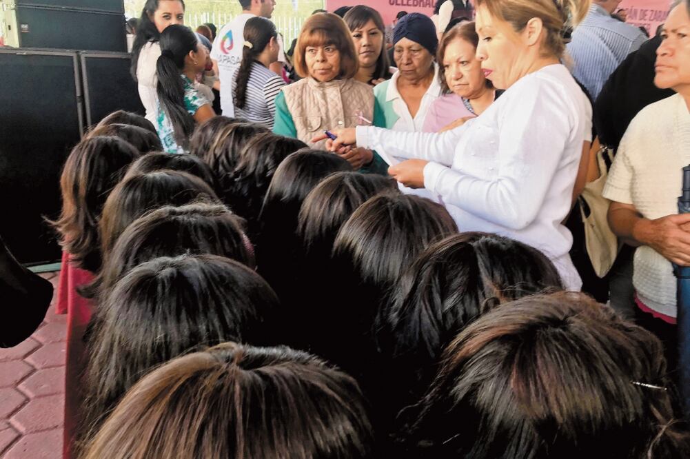 El DIF de Atizapán entregó 35 pelucas de cabello natural donadas por el DIFEM; su costo va de los 3 mil 500 a los 4 mil pesos. (REBECA JIMÉNEZ. EL UNIVERSAL)