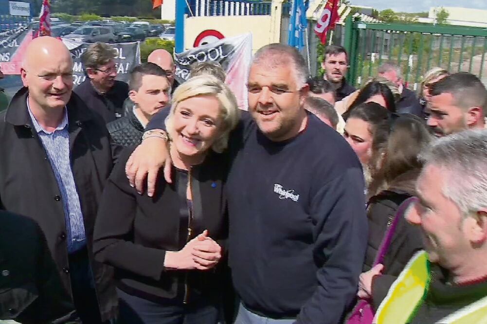 Experiencia. Marine Le Pen se reunió con empleados en huelga de la fábrica Whirlpool, en Amiens (ARCHIVO. EL UNIVERSAL)