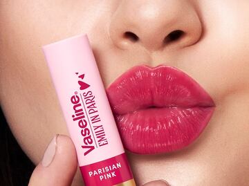 Vaseline lanza bálsamos labiales inspirados en Emily in Paris