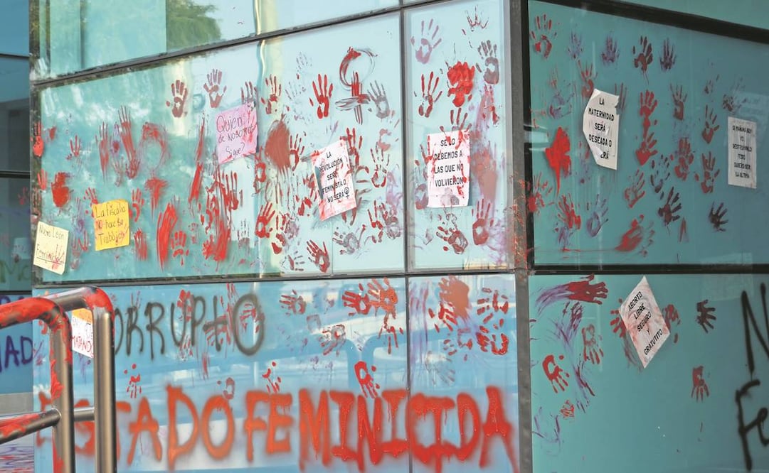 Los recursos otorgados al combate a la violencia contra las mujeres evidencian el desinterés del gobierno federal. En la imagen, pintas de colectivos feministas y chicas que protestaron en Nuevo León por el feminicidio de Debanhi.  Foto: Emilio Vásquez