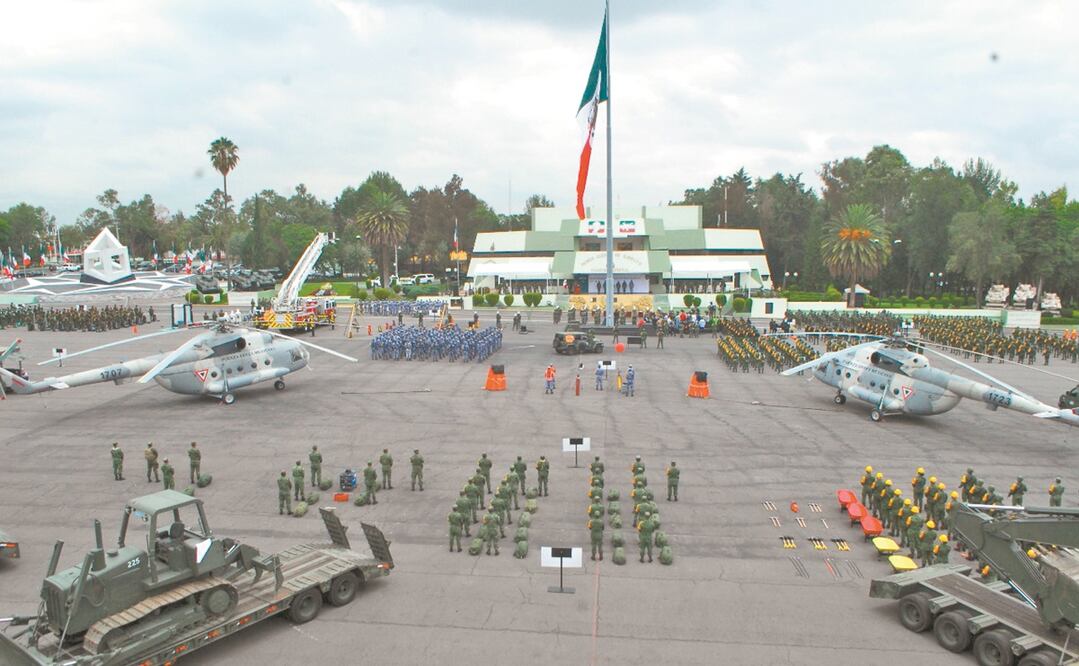 La Defensa Nacional reconoció a militares que participaron en el rescate de víctimas por el colapso del tramo elevado de la Línea 12 del Metro y de los siete trabajadores atrapados en la mina Micarán. Foto: ESPECIAL