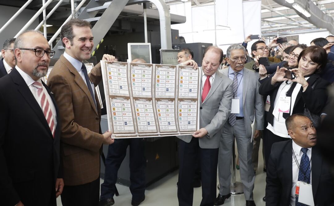 Apenas el 5 de mayo, Lorenzo Cordova apretaba el botón de inicio de impresión de las boletas electorales. FOTO: Luis Cortés