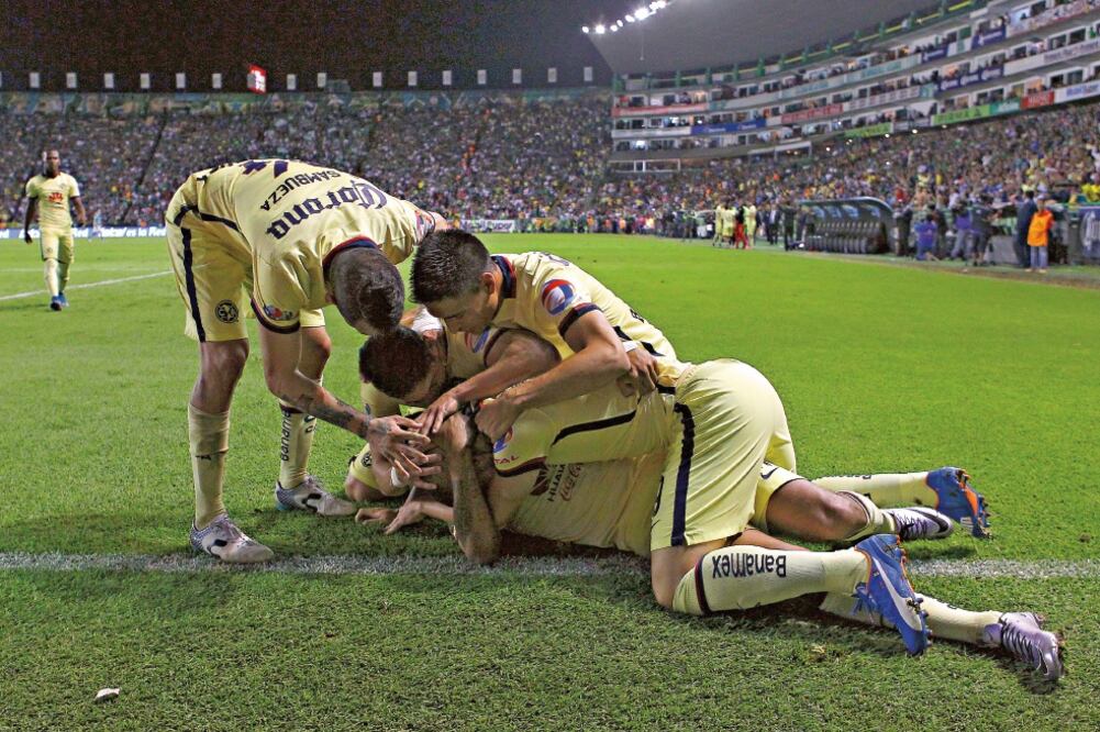 Tras una bella anotación de Darío Benedetto, los americanistas se le fueron encima al argentino para felicitarlo (JORGE BARAJAS. IMAGO7)