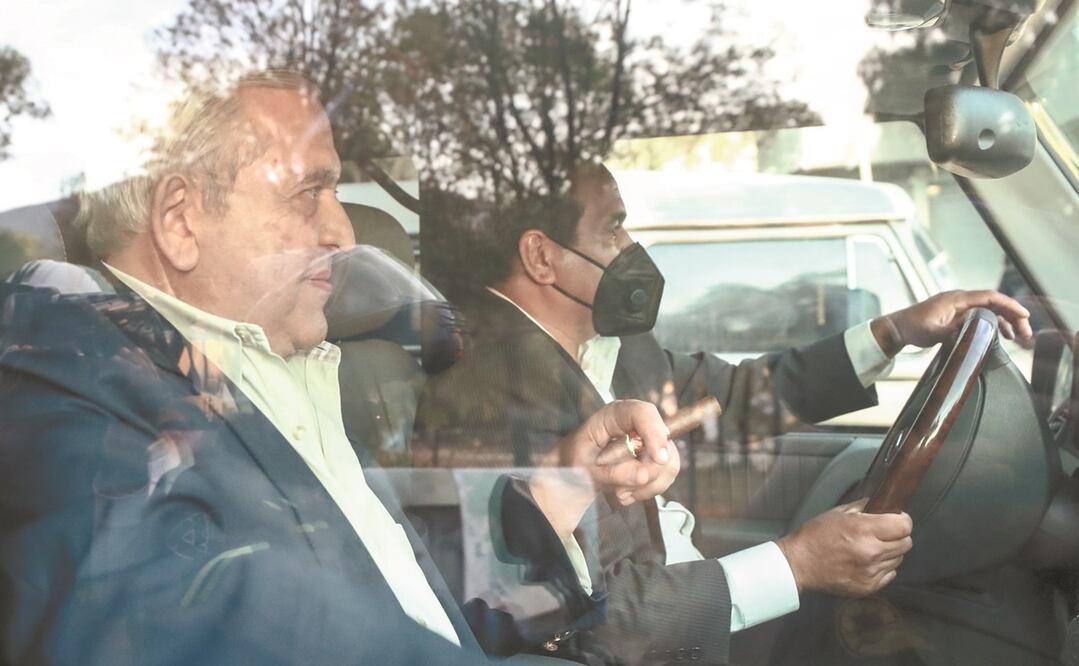 Alonso Ancira, dueño de Altos Hornos de México, abandonó el Reclusorio Norte en una camioneta que lo esperaba en la puerta. Foto: DIEGO SIMÓN SÁNCHEZ. EL UNIVERSAL