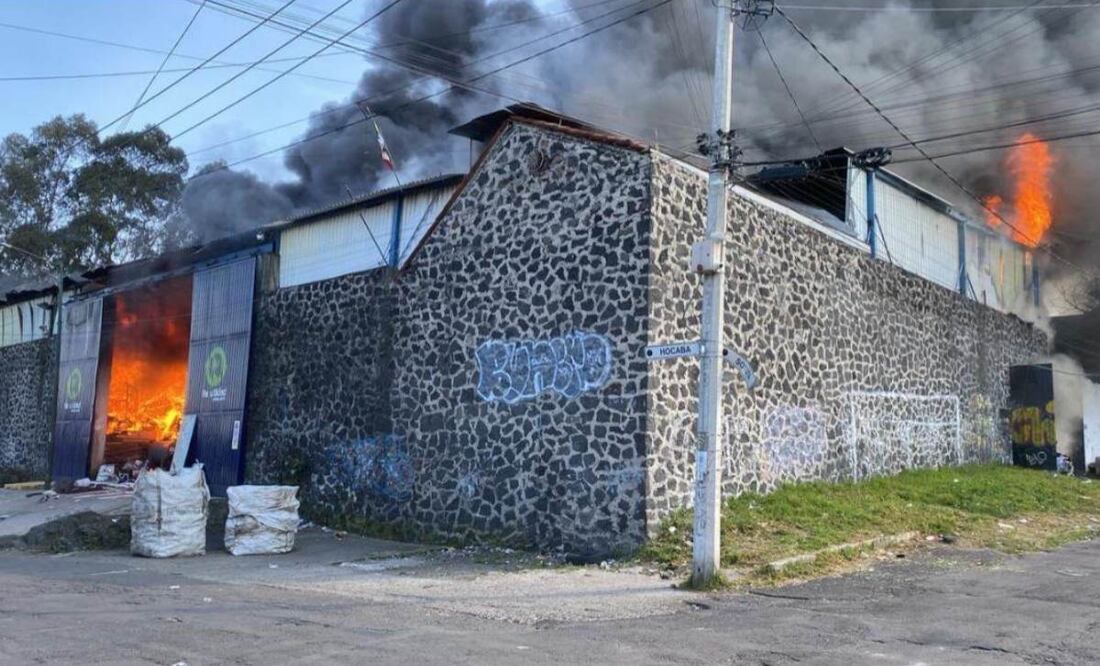 Se registra fuerte incendio en bodega recicladora de PET en Tlalpan (03/12/2024). Foto: Especial