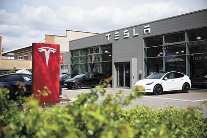 Elon Musk confirma retraso en lanzamiento del robotaxi autónomo para cambiar su diseño