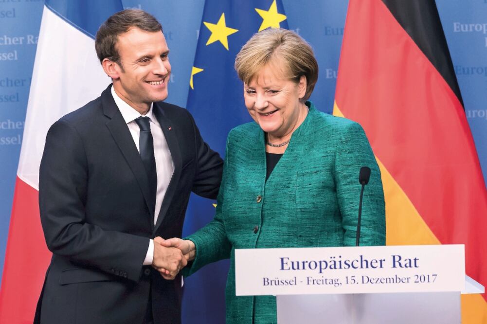 El presidente francés, Emmanuel Macron, con la canciller alemana, Angela Merkel, durante una conferencia de la Unión Europea, en Bruselas (GEERT VANDEN WIJNGAERT. AP)
