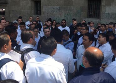 Meseros piden apoyos económicos por Covid-19 frente a Palacio Nacional