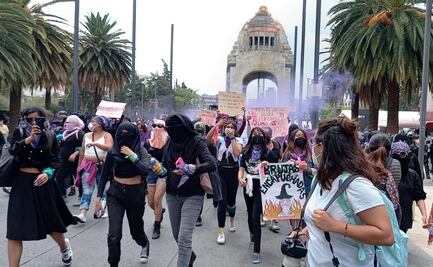 Colectivos feministas y madres de desaparecidos marchan hacia el Zócalo