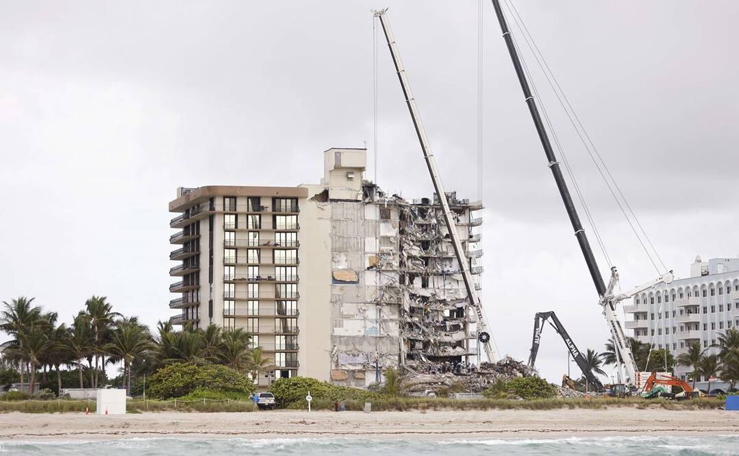 Edificio parcialmente derrumbado el 24 de junio en Miami Beach. Foto: AFP