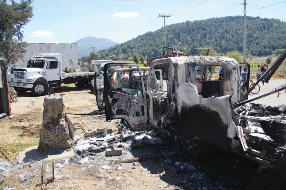 Desde el lunes habitantes bloquearon el tramo carretero Pátzcuaro-Paracho y prendieron fuego a cuatro camionetas repartidoras, además de retener 40 unidades más (FOTO: UBALDO GARIBAY)