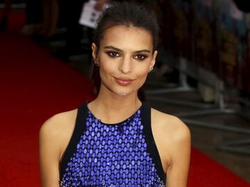 Emily Ratajkowski luce sus curvas con pequeño bikini