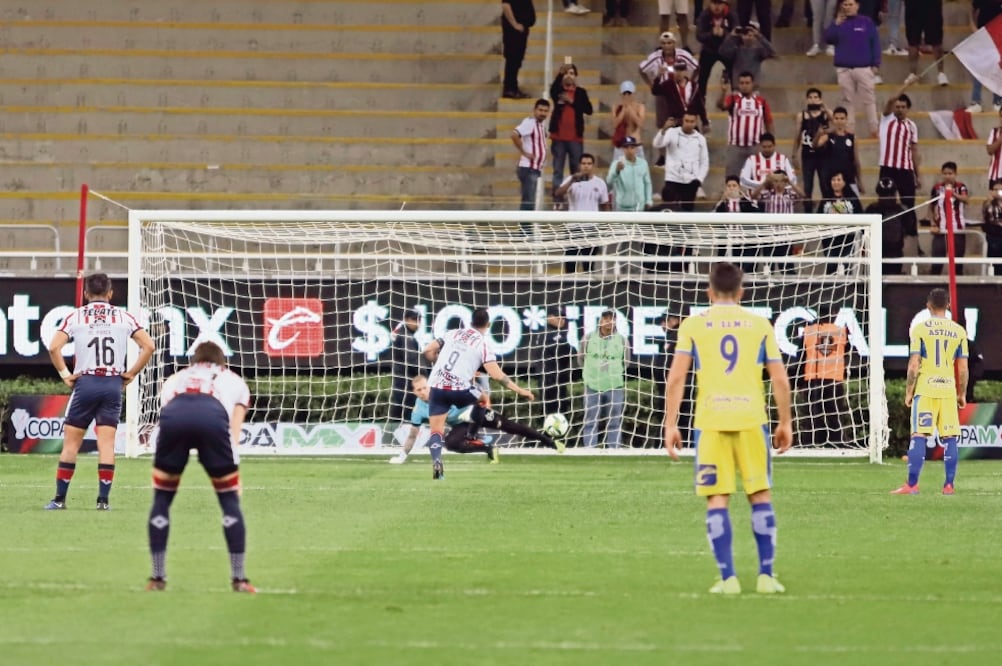 El penalti fue bien ejecutado por Alan Pulido, para el empate. Foto: CARLOS ZEPEDA. EL UNIVERSAL