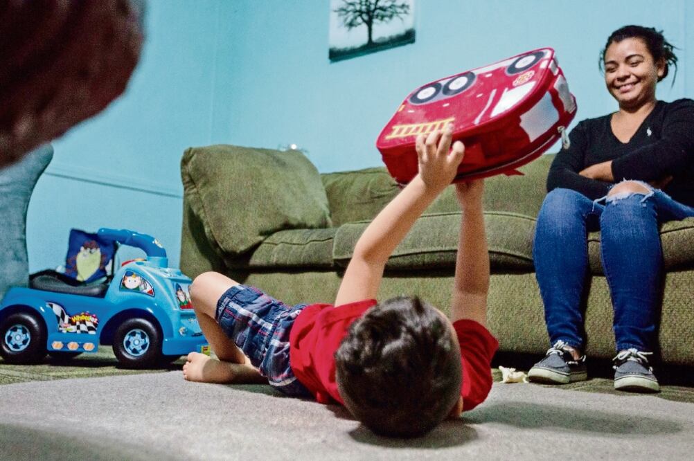 Evelyn Zepeda, hija de Josefina Ortiz, cuida al hijo adoptivo de ésta, en Austin, Texas. Josefina, inmigrante, permanece en un centro de detención (STEPHEN SPILLMAN. AP)