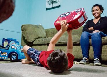 Mil familias reunificadas, con orden de deportación