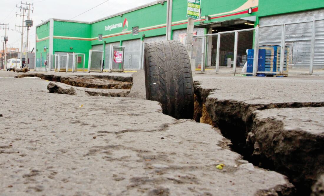 Expertos señalan posibles causas de la grieta como un manto acuífero subterráneo que se hubiera terminado y se hubiera quedado una 'burbuja' (FERNANDO RAMIREZ. EL UNIVERSAL)