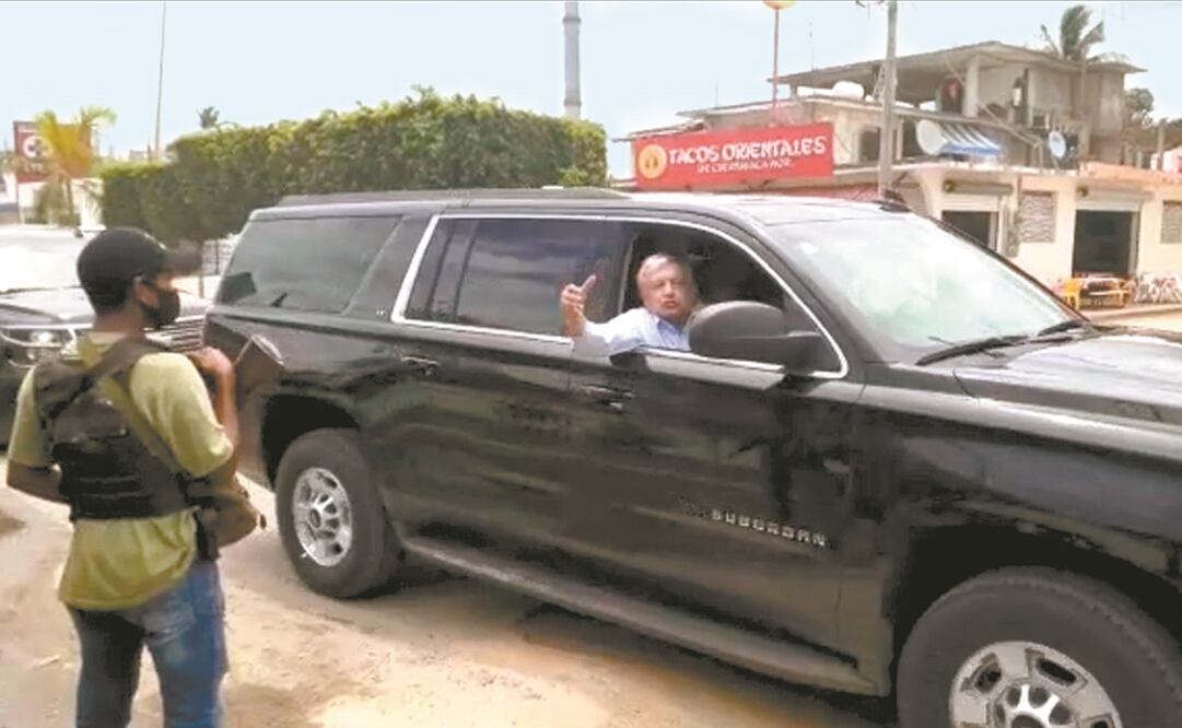 Al cruzar Marquelia, el Presidente vio a integrantes de la policía comunitaria, quienes con fusiles pedían ayuda a los automovilistas. Foto: Alberto Morales. EL UNIVERSAL