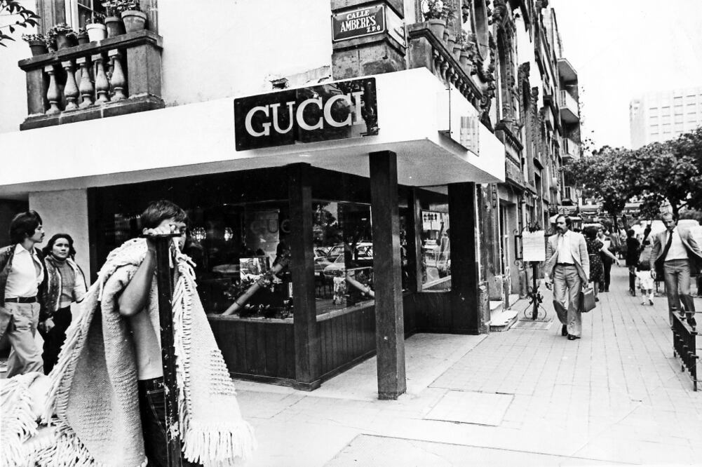 Tienda que se encontraba en una casa porfiriana situada en la esquina de Hamburgo y Amberes, en una fotografía de 1983. Este inmueble se conserva hasta la actualidad a unos metros de la famosa Plaza del Ángel (ARCHIVO EL UNIVERSAL)